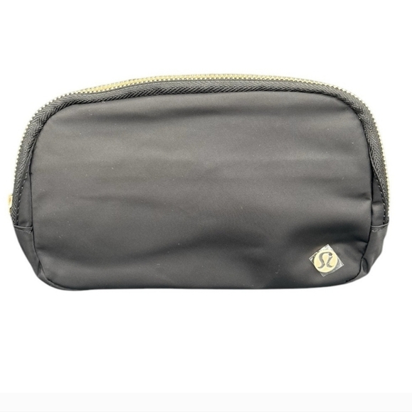 Lululemon Everywhere Belt Bag 1L Wordmark Strap in Black & Gold NWT SOLD OUT - Picture 1 of 8